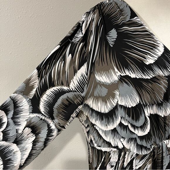 Tiana B V-neck long sleeve knee length plus size dress size 1X - Picture 3 of 14